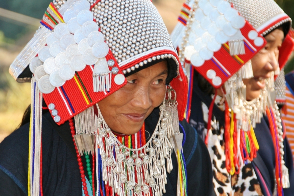 阳光户外穿民族传统服饰老年女性