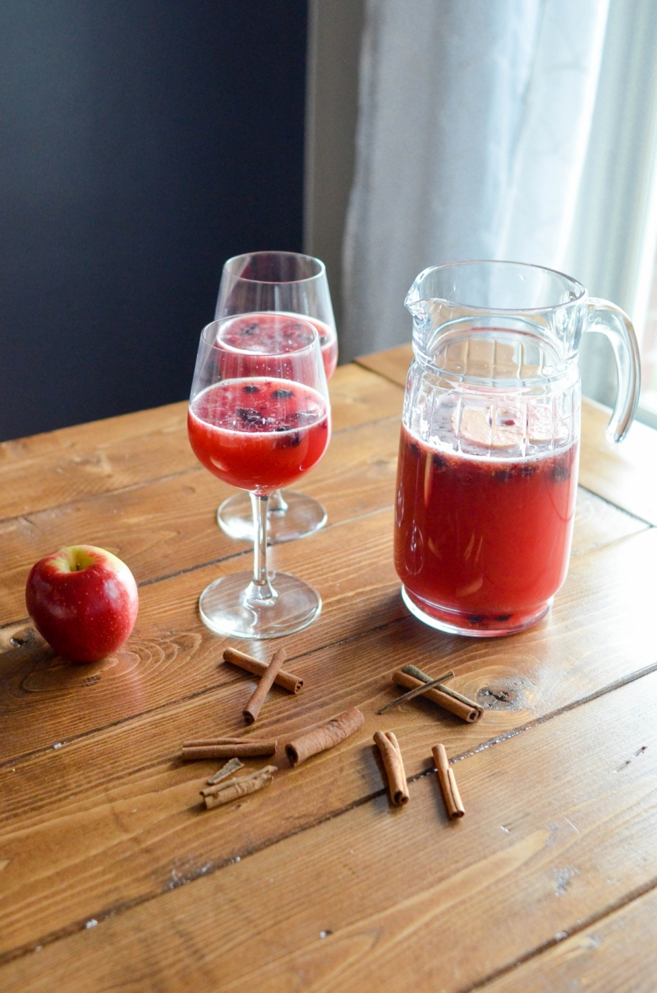 餐桌上鲜红的苹果汁美食摄影