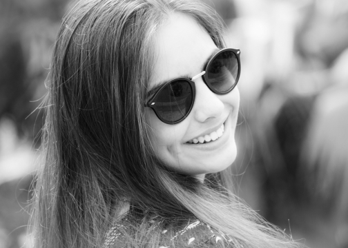 带着墨镜的美女回眸微笑黑白特写摄影