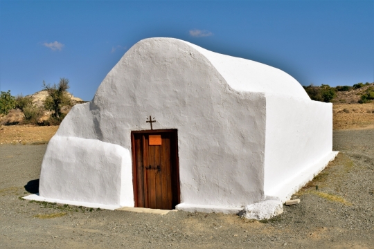 强烈阳光照射下的荒漠公路上的雪屋