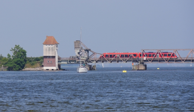 无边海洋铁路轨道桥梁行驶列车外景