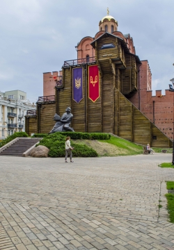 广场边木制庭院高层建筑