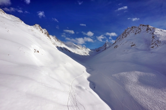 蓝色天空阳光下冬天寒冷自然白色雪山