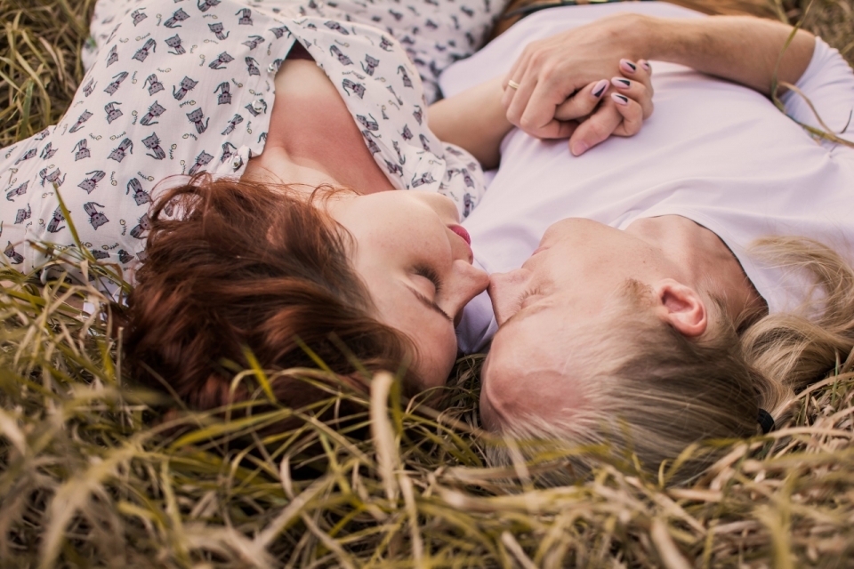躺草坪握手浪漫男性女性