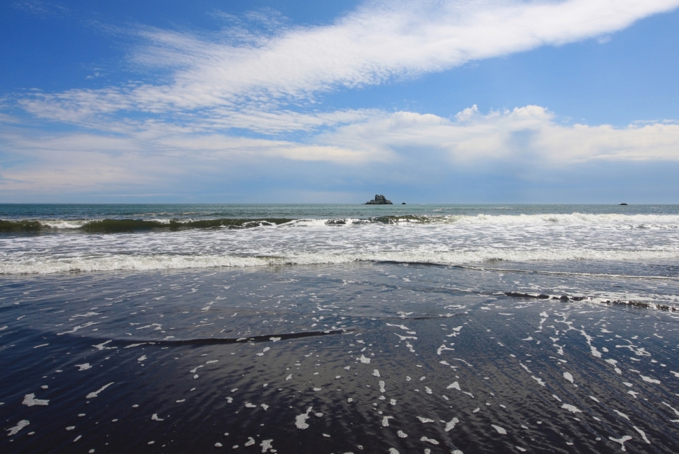 孤岛沙滩边翻滚清澈海浪白色浪花