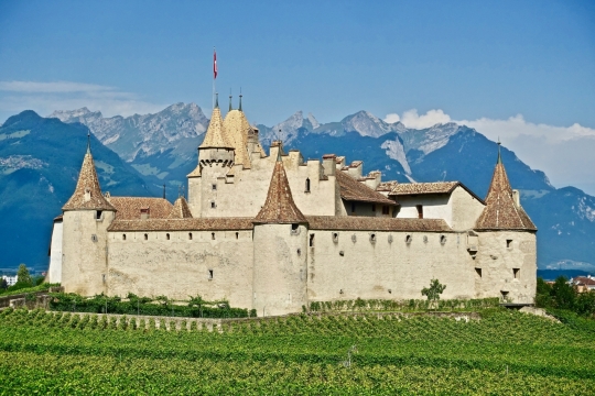 群山绿植包围堡垒建筑高悬飘舞气质外景