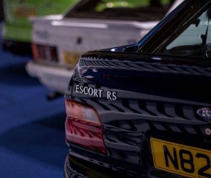 停车场黑色轿车背面黄色车牌