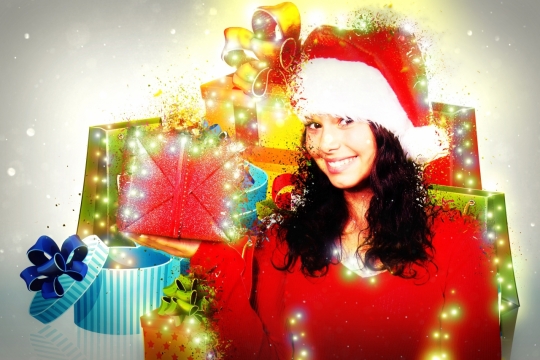 礼物前穿着红衣圣诞帽的美女