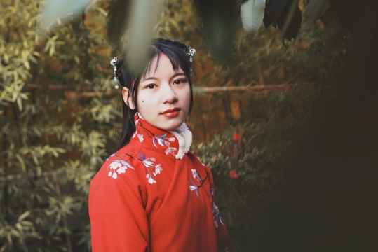红衣襦裙汉服古风女子写真