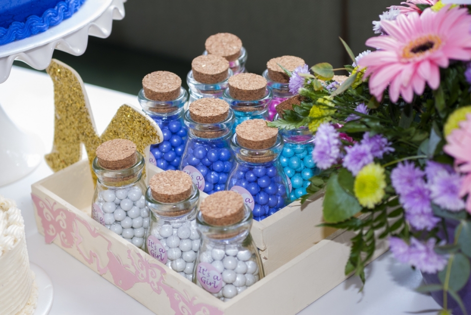 木桌盒子里白色和蓝色药丸瓶子摄影