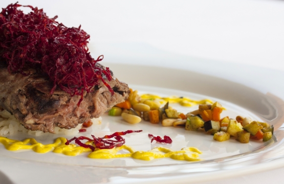 餐厅蔬菜摆盘白色盘子中彩色料理