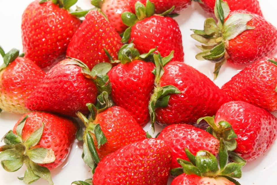 鲜嫩红润草莓水果桌面摆拍