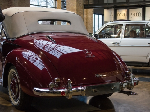 城市街道建筑内古典豪华轿车