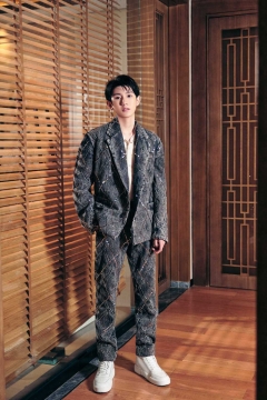 王源帅气文艺风写真手机壁纸