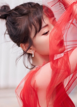 美女明星毛晓彤红裙性感写真