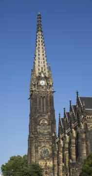 高耸壮丽城堡旁的钟楼