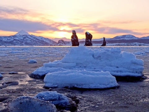 风光摄影_傍晚阳光挥洒草地雪堆风光