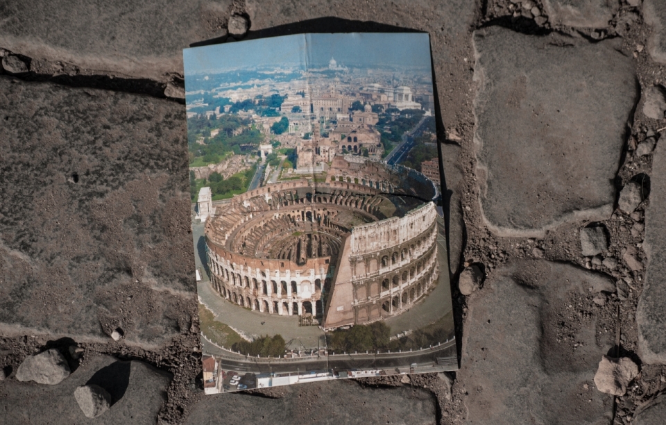遗落在石墙上的古罗马竞技场明信片
