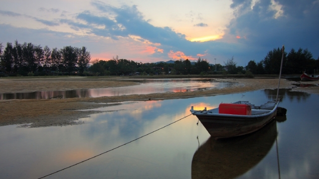 靠岸停泊的渔船高清电脑桌面壁纸