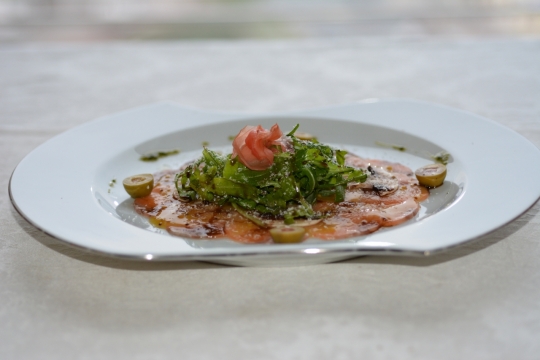 白色桌上盘子里诱人生鱼片美食摄影