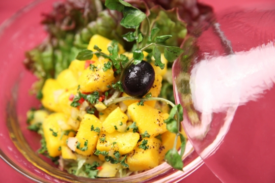 红色桌面透明玻璃碗中新鲜美味蔬菜料理