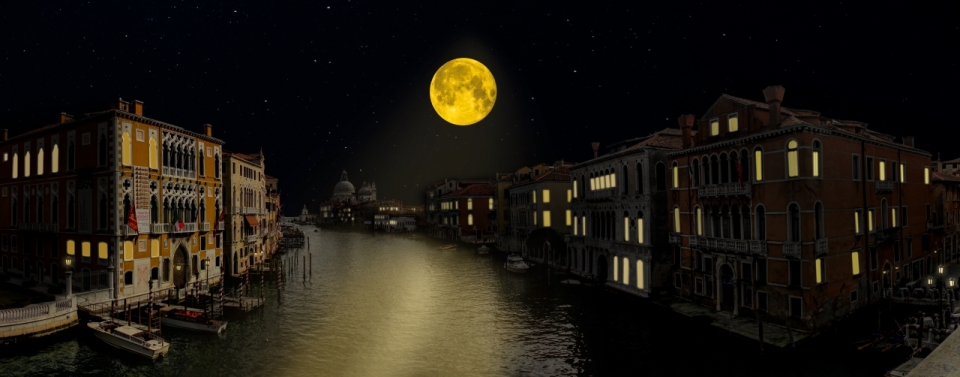 月亮下的威尼斯古城沿河夜景