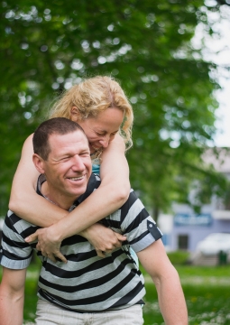 自然公园里男性背金发女性