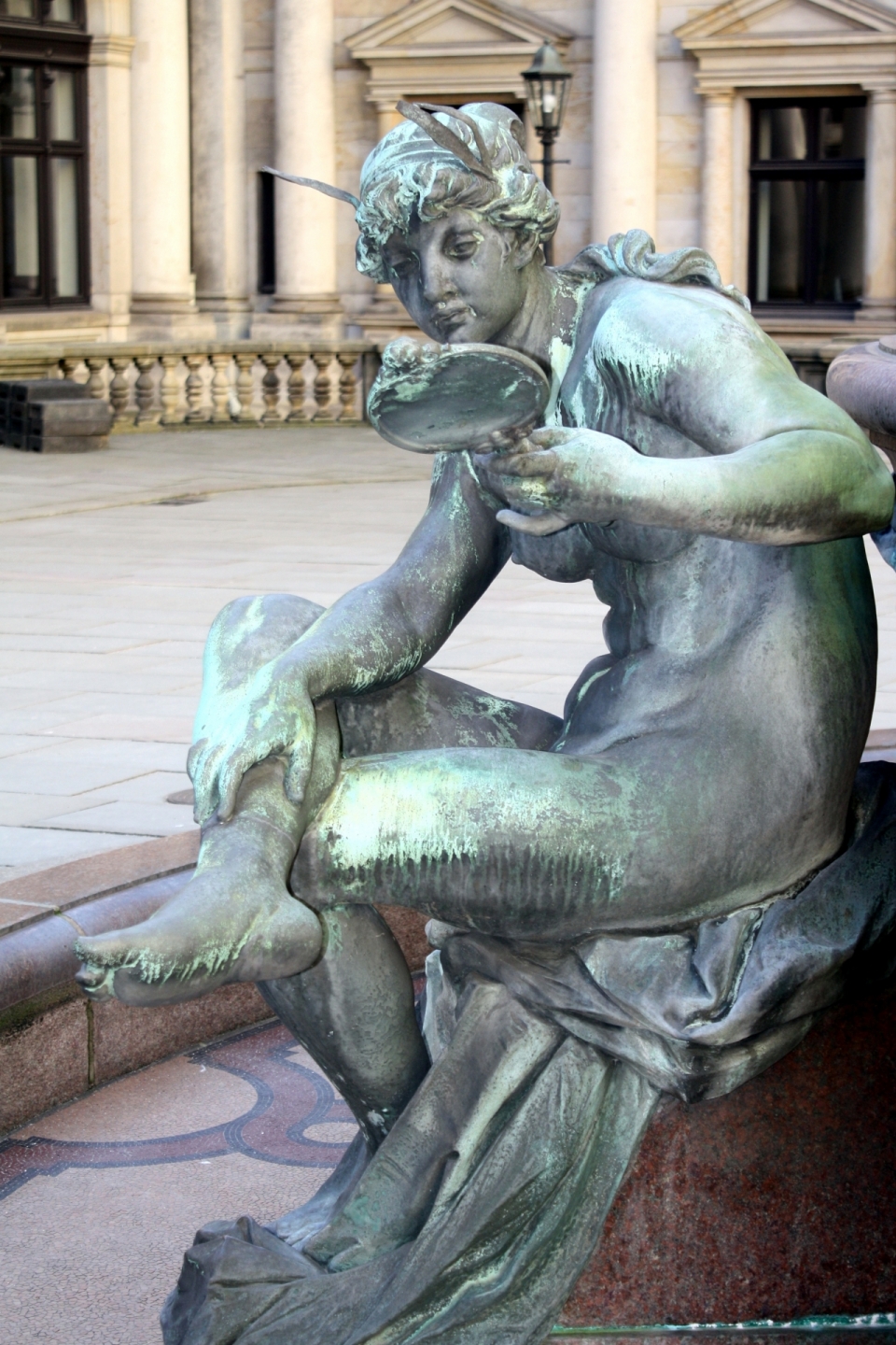 城市街道古老青铜艺术女性塑像