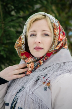 自然户外裹围巾时尚金发美女