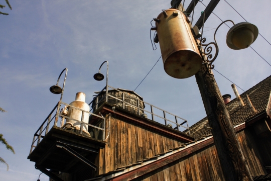 阳光蓝色天空古老工厂建筑