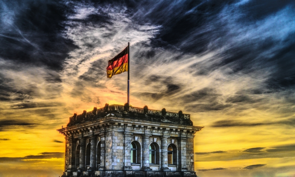 壮阔天空下插着德国旗帜的中世纪堡垒