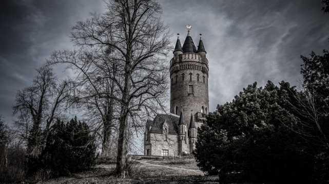 黑白风格阴森林中古堡外景