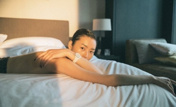 性感美女模特露背大尺度写真