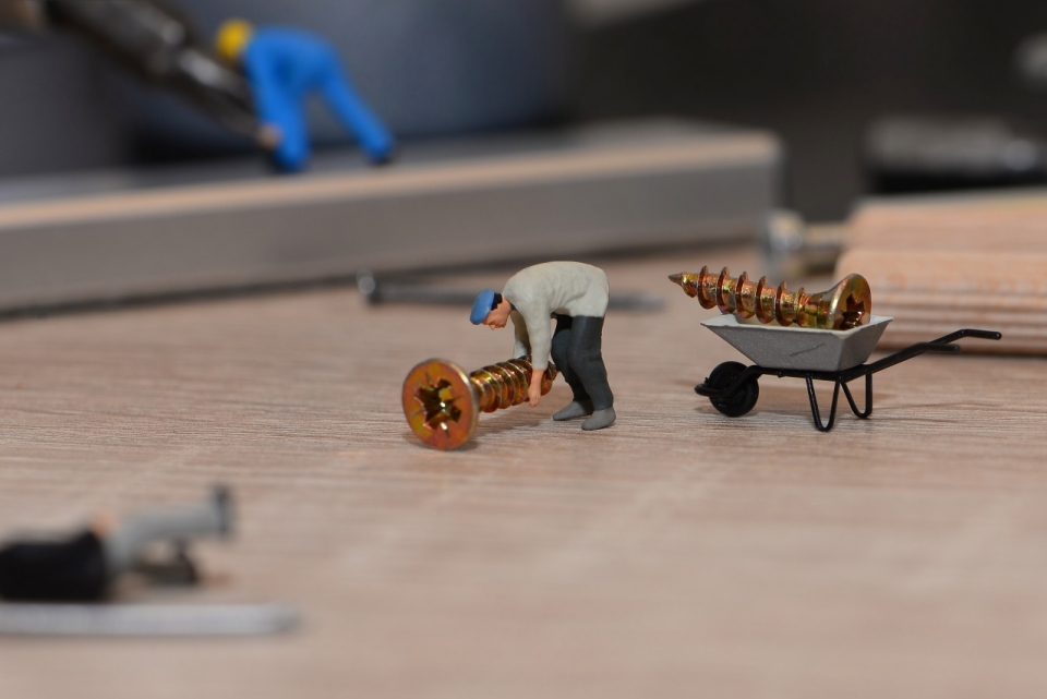 木桌上搬运螺丝的建筑工地模型摄影