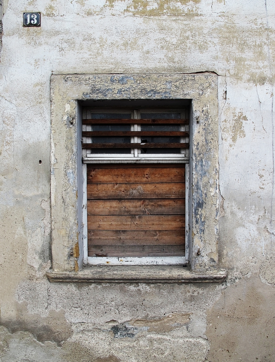 古老建筑破旧墙壁木质边框窗户