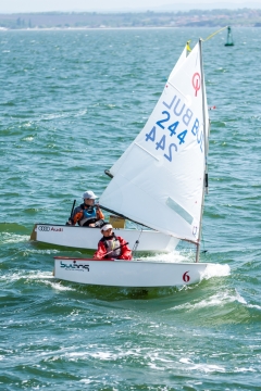 阳光蓝色大海白色帆船运动