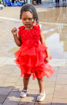 城市街道红色连衣裙黑发黑人女孩