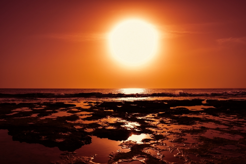 红色夕阳落日天空下海面波浪风景摄影