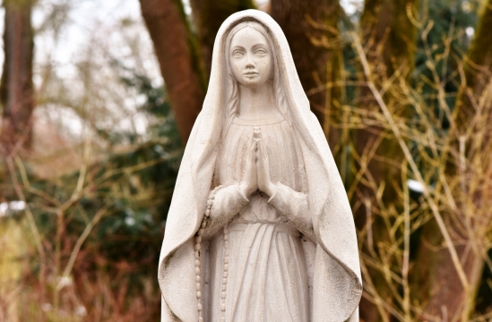 树林边矗立白色大理石圣母人物雕像