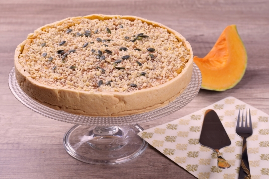 圆盘摆放烘烤坚果酥皮蛋糕