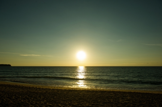 蓝天白云大海沙滩日出美丽风景摄影