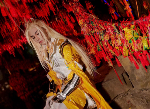 人物摄影_藏剑成男金色古装摆拍写真