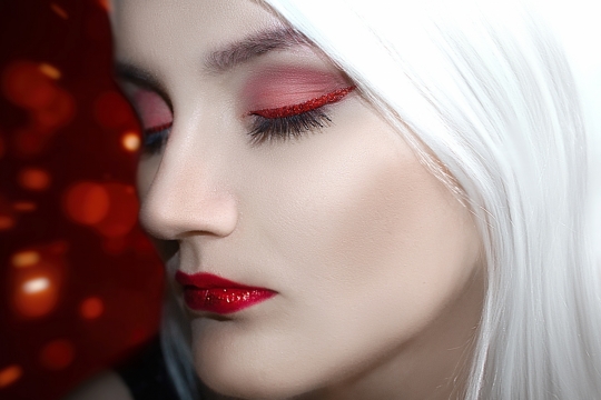 红色背景闭眼银色长发时尚女性