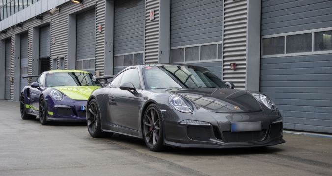 城市街道建筑路边崭新轿车