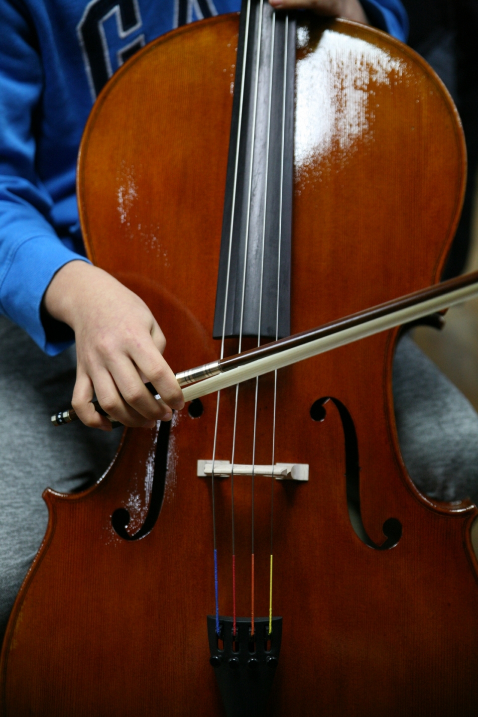 室内男性演奏木制古典提琴乐器