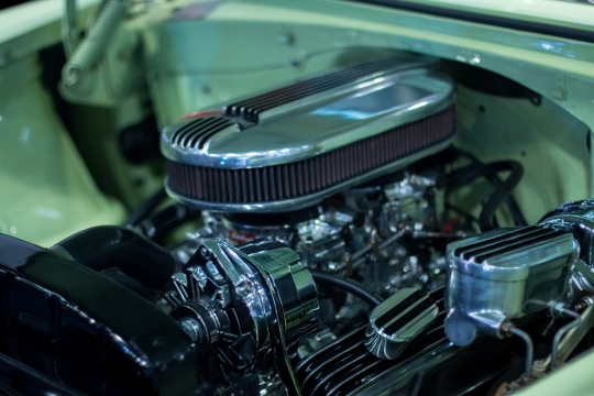 室内绿色灯光下崭新摩托车引擎设计