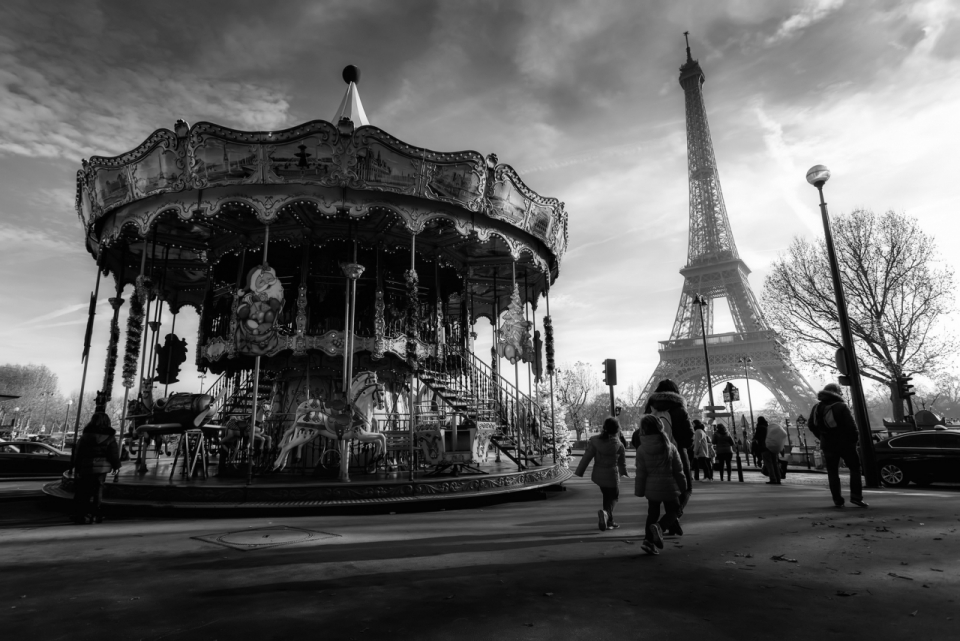 英国巴黎铁塔下的游乐场黑白摄影