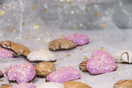 金色星星纸上美味巧克力饼干美食摄影