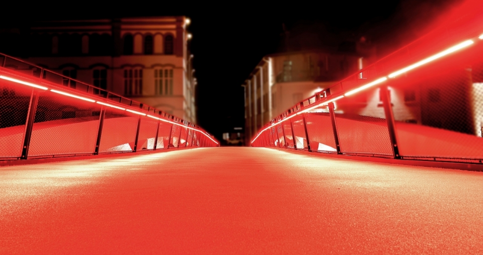城市高架桥过街天桥上红色灯光美丽夜景