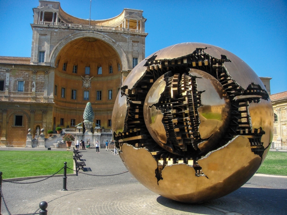 梵蒂冈博物馆和前面的球中球建筑摄影